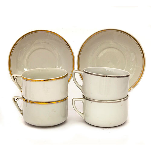 Sub.:14-On - Lote: 1367 -  Lote de cuatro tazas con sus cuatro platos a juego en porcelana blanca con ribete dorado.