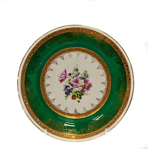 Sub.:14-On - Lote: 1311 -  Plato en porcelana de Bidasoa con flores como motivo central enmarcadas por orlas doradas y verdes.
