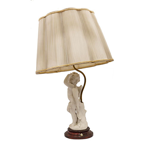 Sub.:14-On - Lote: 220 -  L�mpara de sobremesa con putti en biscuit en el fuste.