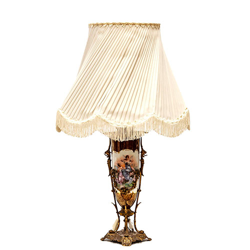 Sub.:14-On - Lote: 210 -  L�mpara con fuste de porcelana con escenas de hadas enmarcadas por ribetes dorados en montura de bronce