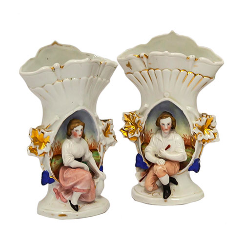 Sub.:14-On - Lote: 1381 -  Lote de dos b�caros isabelinos en porcelana con im�genes en altorrelieve de j�venes campesinos.