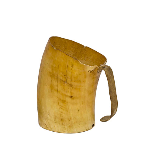 Sub.:14-On - Lote: 1701 -  Vaso de asta con asa de cuero.