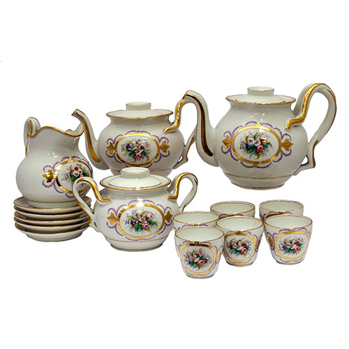 Sub.:14-On - Lote: 1368 -  Juego de caf� y t� de 6 servicios y repuestos en porcelana con cartucho central de ramillete floral enmarcado por orla dorada y filos dorados. Consta de 6 tazas, 6 platos, tetera, cafetera, lechera y azucarero