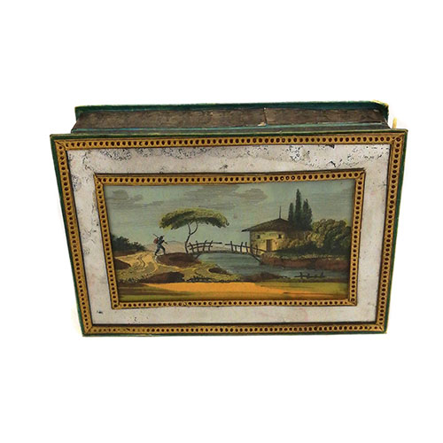 Sub.:14-On - Lote: 1727 -  Peque�a caja en cart�n con armaz�n en metal repujado y tapa con grabado acuarelado.