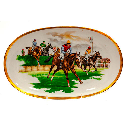Sub.:14-On - Lote: 1383 -  Plato ovalado en porcelana con escena de carrera de caballos.