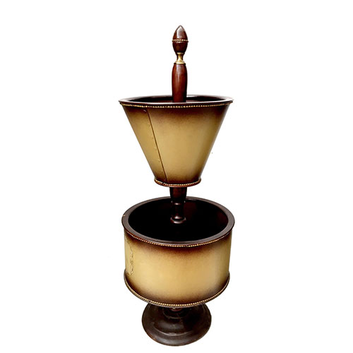 Sub.:14-On - Lote: 1708 -  Revistero policromado.