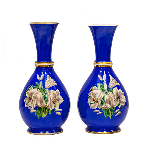 Sub.:14-On - Lote: 1280 -  Pareja de jarrones en porcelana azul con decoraci�n de azucenas blancas, uno de ellos restaurado en el cuello.
