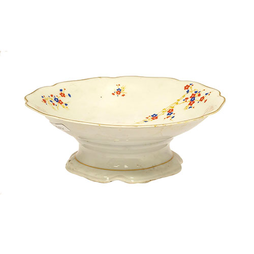 Sub.:14-On - Lote: 1251 -  Fuente en porcelana de Checoslovaquia con pequeos detalles florales y acabados dorados.