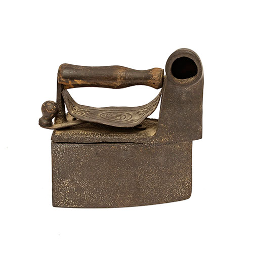 Sub.:14-On - Lote: 1629 -  Plancha alemana en hierro fundido con s�mbolo de esv�stica y mago en madera