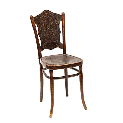 Sub.:14-On - Lote: 33 -  Silla con asiento y respaldo grabado en cuero.