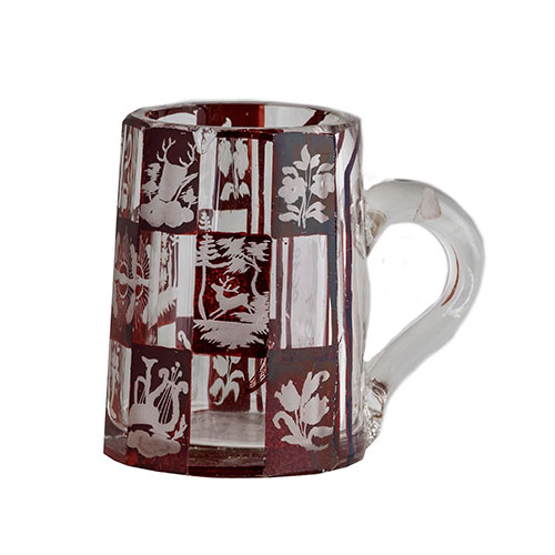 Sub.:14-On - Lote: 1405 -  Taza en cristal de Bohemia con diversos motivos decorativos en un ajedrezado.