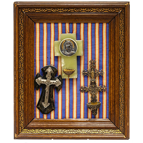 Sub.:14-On - Lote: 1666 -  Dos aguabenditeras y una cruz enmarcadas.