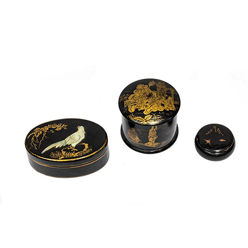 Sub.:14-On - Lote: 1770 -  Lote de tres cajas en madera lacada con decoraci�n chinosserie y n�car.