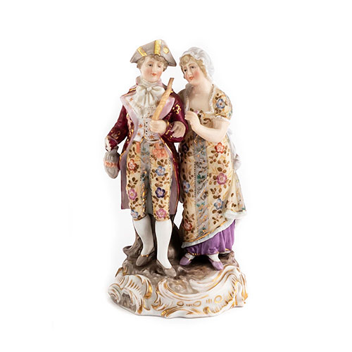 Sub.:14-On - Lote: 1299 -  Figura en porcelana con pareja rom�ntica. Le falta la mano a la figura masculina