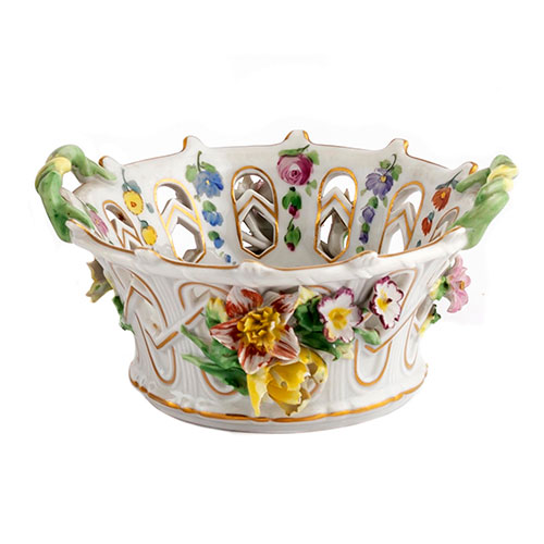Sub.:14-On - Lote: 1252 -  Cestillo en porcelana con flores en relieve