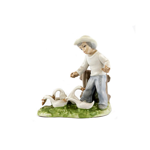 Sub.:14-On - Lote: 1351 -  Figura en porcelana de ni�o con ocas.