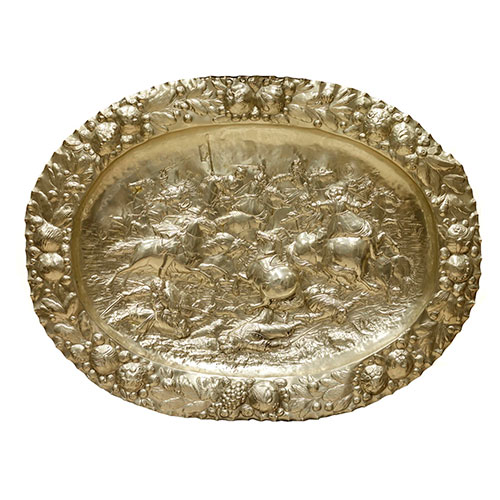 Sub.:14-On - Lote: 1605 -  Bandeja en cobre repujado con ba�o plateado con escena de carga de caballer�a de los Tercios de Flandes.