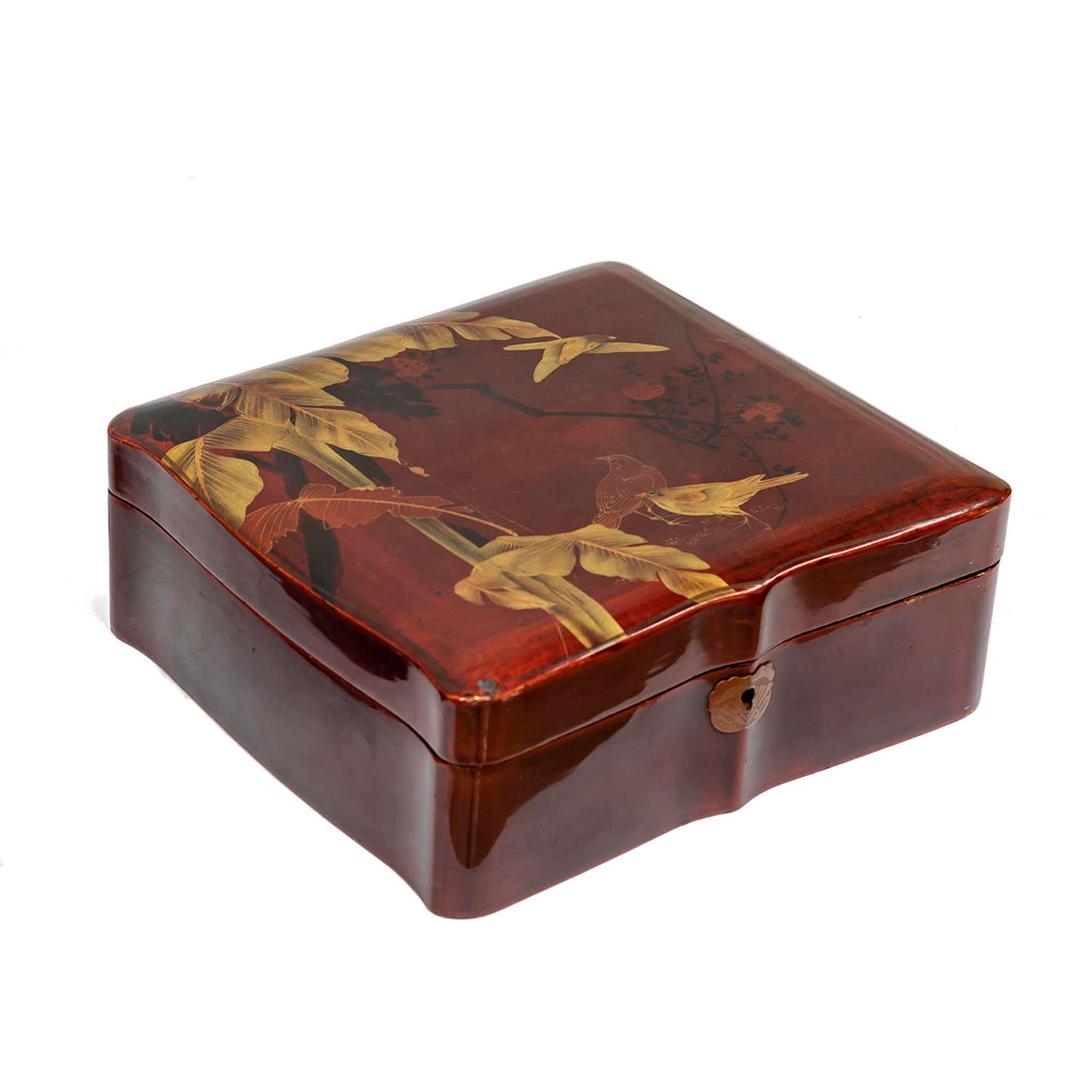 Sub.:14-On - Lote: 1739 -  Caja de laca roja y decoracion de p�jaros en dorado.