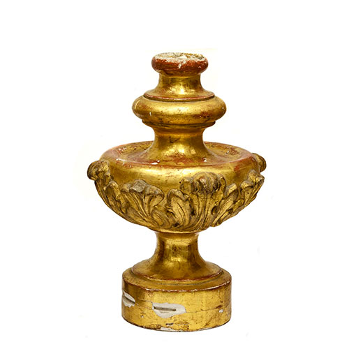 Sub.:14-On - Lote: 1645 -  Remate en madera policromada con molduras en estuco.