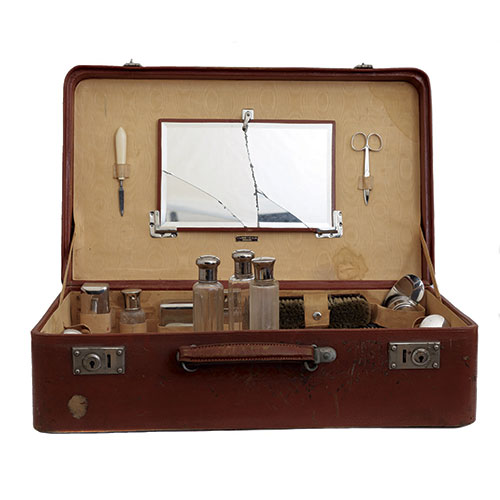 Sub.:14-On - Lote: 1647 -  Malet�n neceser de piel con utensilios de aseo.