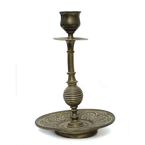 Sub.:14-On - Lote: 1683 -  Candelero con palmetas cinceladas en el plato estilo imperio y palmatoria con asa de �poca isabelina siglo XIX en metal dorado.