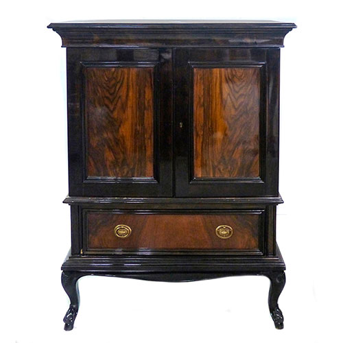 Sub.:14-On - Lote: 113 -  Mueble auxiliar para TV con puertas y caj�n inferior.