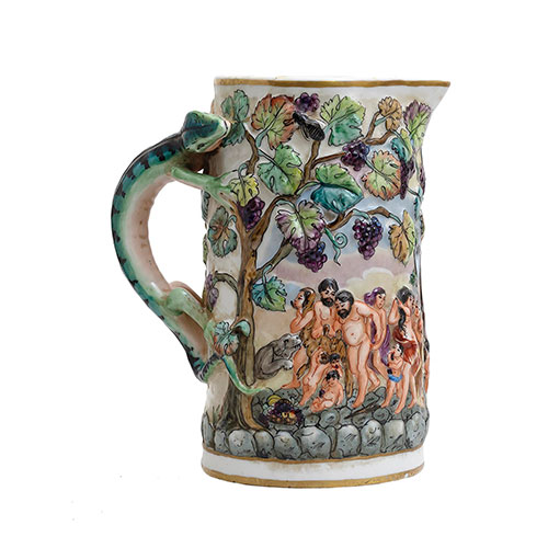 Sub.:14-On - Lote: 1250 -  Jarra tipo Capodimonte con escenas. Consolidada en la boca. Con lagarto como asa.