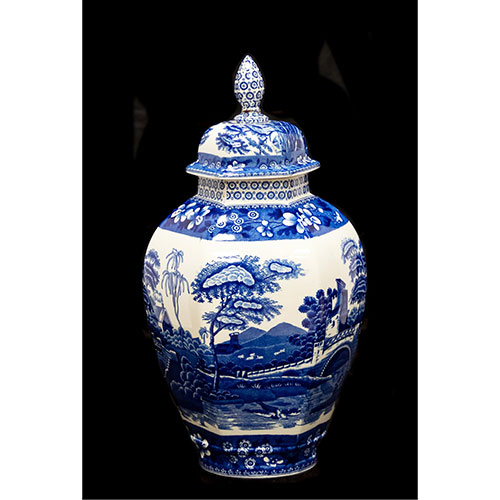 Sub.:14-On - Lote: 1317 -  Tibor en porcelana inglesa con decoraci�n azul sobre fondo blanco