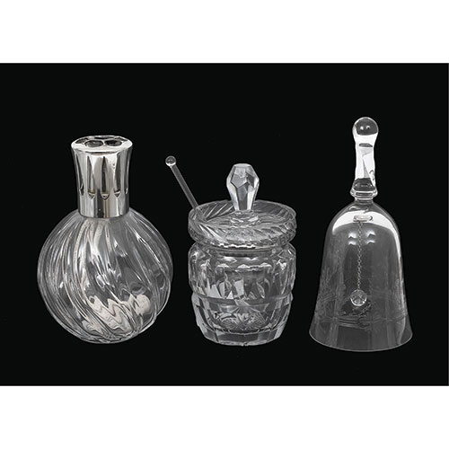 Sub.:14-On - Lote: 1449 -  Campana, tarro de mostaza y tarro gallonado con tap�n met�lico realizados en cristal.