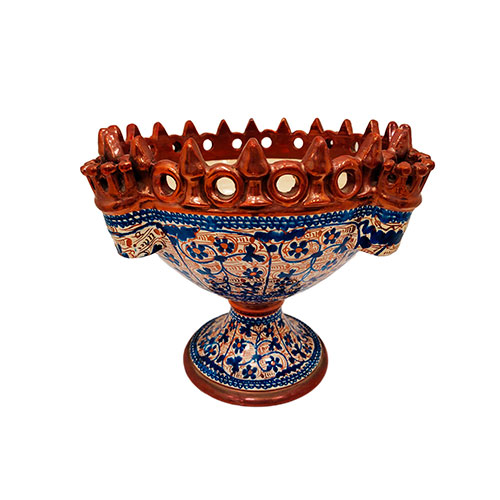 Sub.:14-On - Lote: 310 -  Centro en cer�mica de Manises con decoraci�n azul y reflejos. Con faltas.