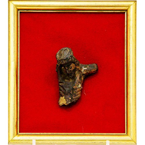 Sub.:14-On - Lote: 1523 -  Fragmento de Cristo siglo XV en barro con marco dorado.