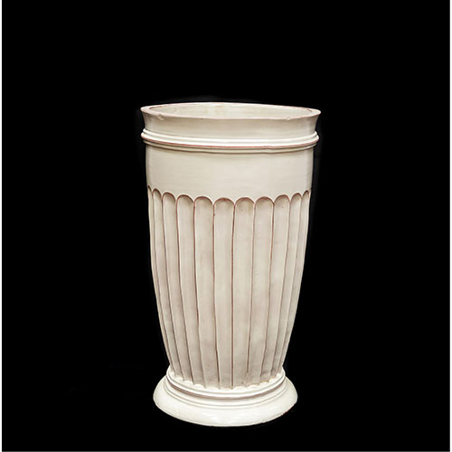 Sub.:14-On - Lote: 302 -  Macetero de barro con decoraci�n en color blanco.