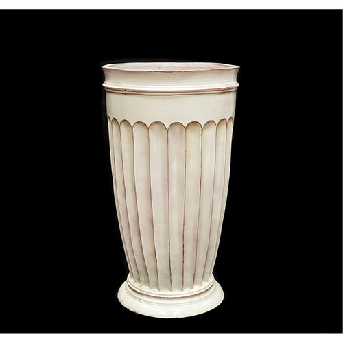 Sub.:14-On - Lote: 301 -  Macetero de barro con decoraci�n en color blanco.