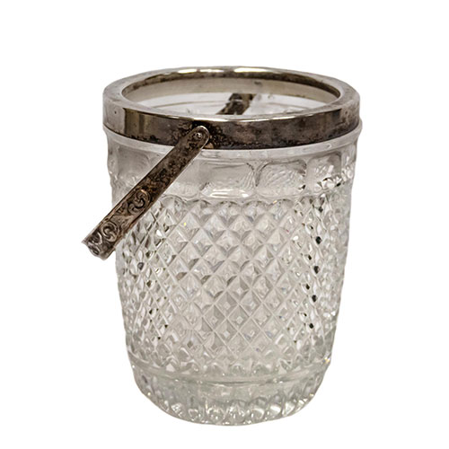 Sub.:14-On - Lote: 1404 -  Hielera en cristal tallado con embocadura y asa en metal plateado.