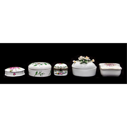 Sub.:14-On - Lote: 1296 -  Lote formado por cinco cajitas de porcelana con decoraci�n floral.
