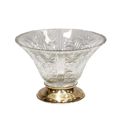 Sub.:14-On - Lote: 1433 -  Cuenco en cristal tallado sobre base de metal.