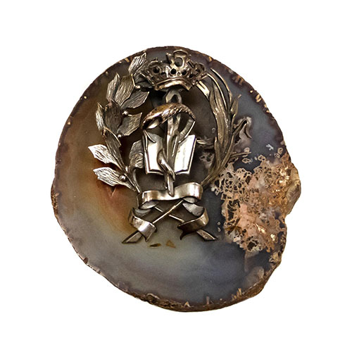 Sub.:14-On - Lote: 1762 -  Escudo de farmacia en alpaca sobre geoda.