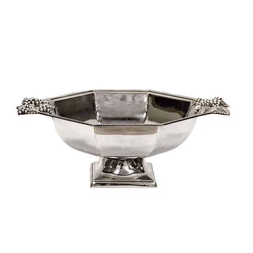 Sub.:14-On - Lote: 1648 -  Centro en metal plateado con decoraci�n de uvas en las asas.