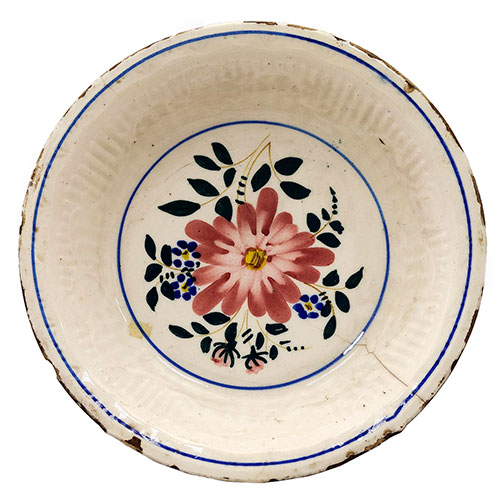 Sub.:14-On - Lote: 347 -  Plato en cer�mica vidriada con decoraci�n de flores. Pelos.