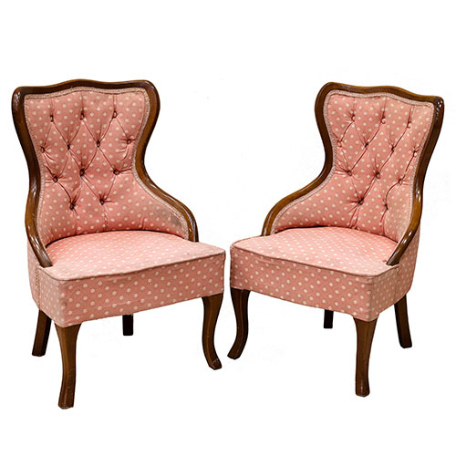 Sub.:14-On - Lote: 131 -  Pareja de descalzadoras realizadas en madera y tapizadas.