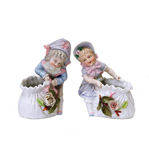 Sub.:14-On - Lote: 1288 -  Pareja de violeteros en porcelana con figuras de ni�os en biscuit.