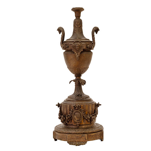 Sub.:14-On - Lote: 1539 -  Copa en resina con su base.