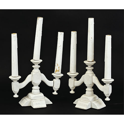 Sub.:14-On - Lote: 1675 -  Pareja de candelabros de tres luces en madera lacada en blanco.