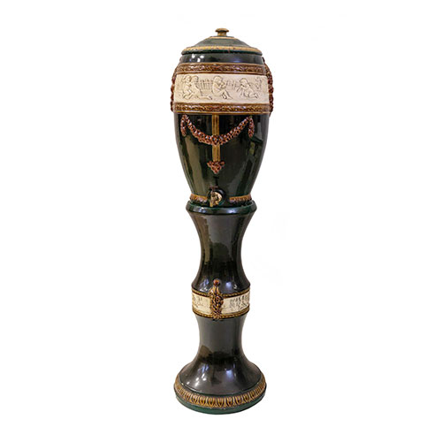 Sub.:14-On - Lote: 305 -  Filtro en cermica vidriada y policromada con su grifo, decorado con guirnaldas y escenas de nios. Con pie.