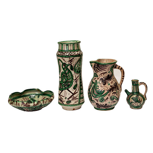 Sub.:14-On - Lote: 327 -  Lote de cuatro objetos en cer�mica de Punter policromada con decoraci�n geom�trica. Formado por: jarra, albarelo, botijo y centro ovalado