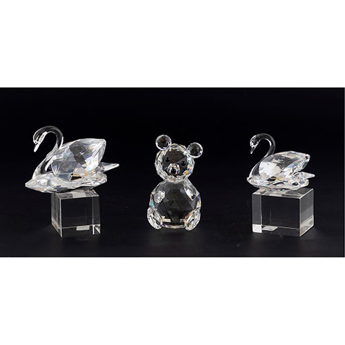 Sub.:14-On - Lote: 1464 -  Pareja de cisnes con sus peanas y osito realizados en cristal de Swarovsky.
