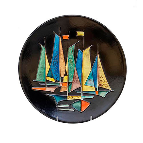 Sub.:14-On - Lote: 329 -  Plato en cer�mica Art Dec� con decoraci�n central de barcos.