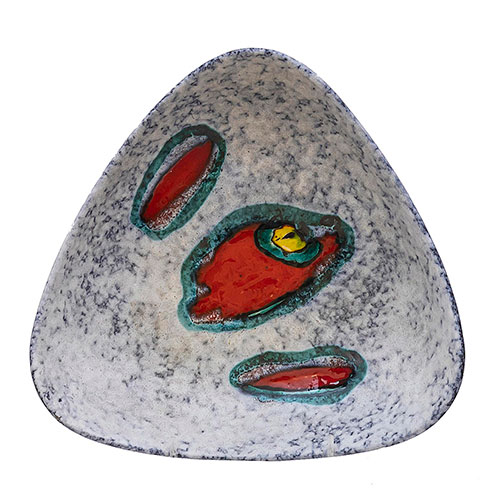 Sub.:14-On - Lote: 334 -  Bandeja triangular Art Dec� en cer�mica.