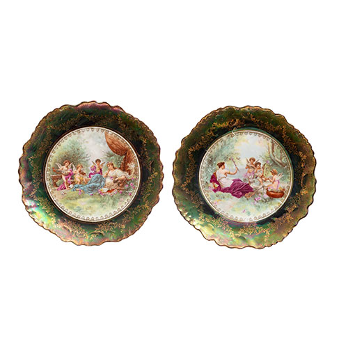 Sub.:14-On - Lote: 1275 -  Pareja de platos en porcelana con escenas rom�nticas centrales.