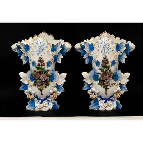 Sub.:14-On - Lote: 1286 -  Pareja de jarrones en porcelana policromada con decoraci�n floral en relieve
